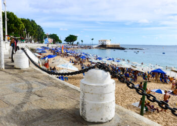 Prefeitura reconstrói balaustrada do Porto da Barra
