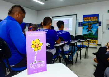 Maio Laranja 2025: Palestra conscientiza jovens do Projeto Sinaleiras sobre combate aos crimes virtuais sexuais