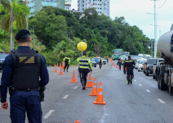 Blitz especial conscientiza condutores durante ação do Maio Amarelo em Salvador