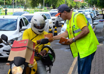 Maio Amarelo 2025: Transalvador orienta motociclistas sobre trânsito seguro e limites de velocidade