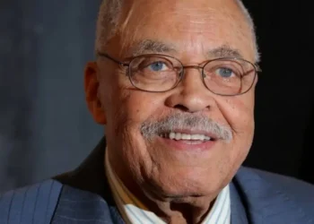 Morre James Earl Jones, voz do Darth Vader e Mufasa, aos 93 anos