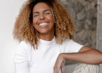 Jornalista Nathalia Santos é baleada em tentativa de assalto na saída da Sapucaí