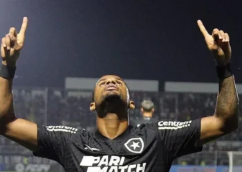 Júnior Santos, atacante do Botafogo, sofre fratura na tíbia