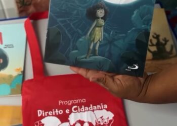 Filhos de ambulantes atendidos pelo Salvador Acolhe durante Carnaval ganham kits educativos