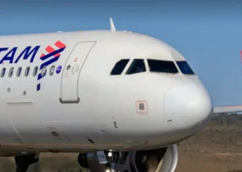 Voo da Latam apresenta problema técnico no ar e deixa 50 feridos