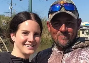 Lana Del Rey se casa em pântano com guia turístico de jacarés