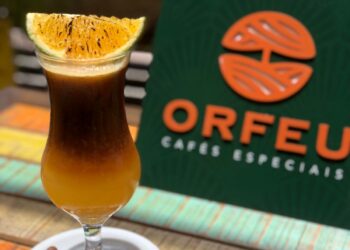 Tome o café gelado do Tropicália e brinque carnaval o dia todo!