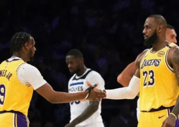 LeBron se torna primeiro jogador da história a dividir quadra com o filho em jogo da NBA