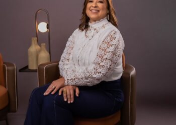 Mês da mulher: Menopausa pode interferir na saúde dos dentes