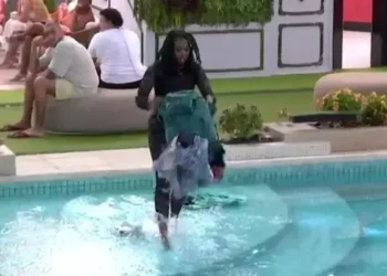 Leidy se revolta após briga no BBB 24 e joga roupas de Davi na piscina