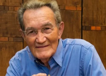 Apresentador Leo Batista é internado em estado grave no Rio aos 92 anos