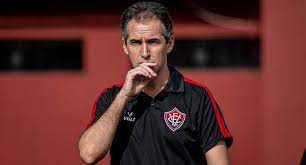 Vitória oficializa demissão do técnico Léo Condé