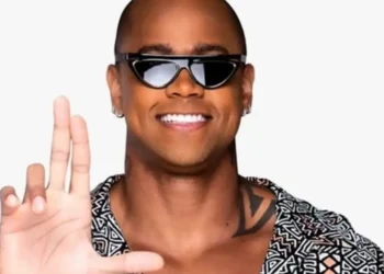 Léo Santana esclarece pedido de registro do bordão ‘FAZ O L’