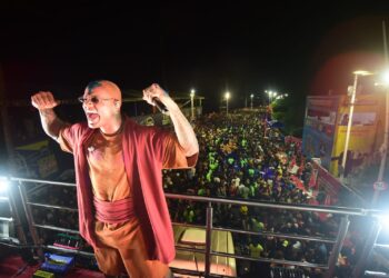 Pipoco leva Léo Santana sem cordas para os foliões no quarto dia de pré-Carnaval de Salvador
