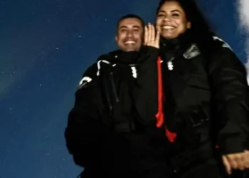 Lexa é pedida em casamento por ator cinco meses após tornar namoro público