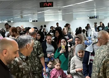 Terceiro voo da FAB sai do Líbano com 218 resgatados a bordo