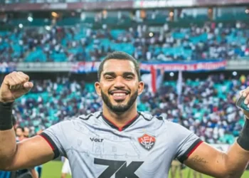 Lucas Arcanjo se torna o terceiro goleiro com mais jogos pelo Vitória