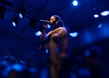 Luedji Luna encanta soteropolitanos em show homenageando Sade no Dia da Consciência Negra