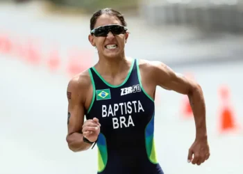 Triatleta Luisa Baptista dá primeiros passos após sofrer atropelamento