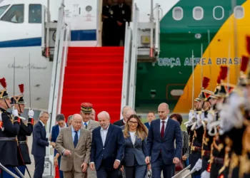 Lula chega a Paris para visita de Estado e encontro com empresários