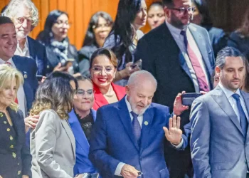 Após troca de aeronave, Lula retorna ao Brasil