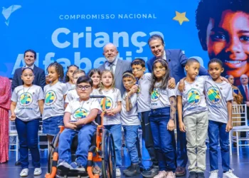 Lula diz que Brasil pode alfabetizar 80% das crianças até 2030