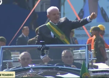 Autoridades prestigiam desfile do 7 de Setembro em Brasília