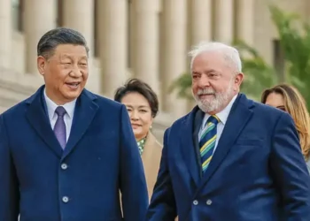 Ministro de Lula entrega celular recebido do governo chinês ao patrimônio da União