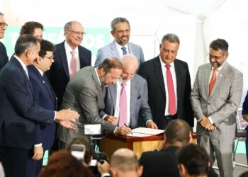 Lula assina MP que prevê redução de 3,5% a 5% na conta de luz