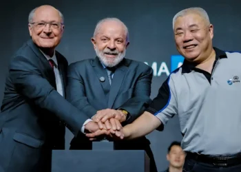 Em inauguração de montadora, Lula defende relação comercial com China