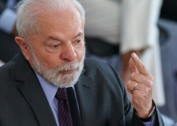 Lula reclama de burocracia e pede “resposta imediata” ao RS