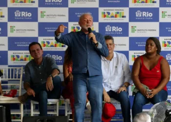 Lula lança pedra fundamental do IFRJ no Complexo do Alemão