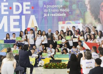 Brasil tem eterna dívida com a educação, diz Lula