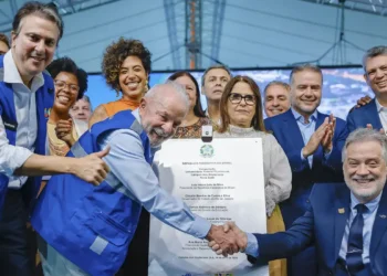 Lula inaugura prédios da UFF e anuncia edital para cursinhos populares