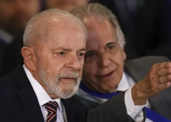 Lula diz que alistamento feminino dará diversidade às Forças Armadas
