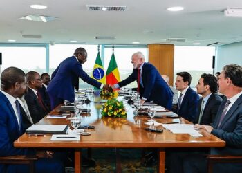 Lula e presidente do Benin discutem agricultura e conexão aérea