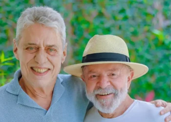 Lula recebe visita de Chico Buarque em São Paulo