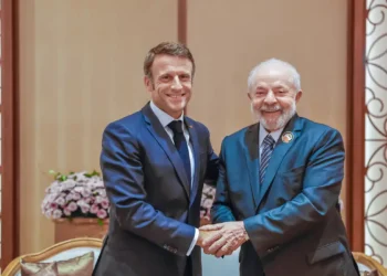 Lula e Macron visitam floresta e conversam com indígenas em Belém