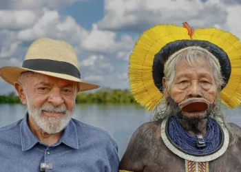 Raoni recebe medalha de Lula e alerta sobre exploração de petróleo