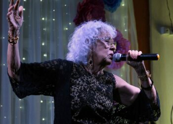 Cabaré Dinniz’ no pôr do sol do Rio Vermelho