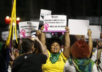 Manifestantes vão às ruas contra PL que equipara aborto a homicídio
