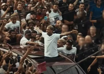 MC Poze do Rodo lança clipe com crítica a polícia e imagens da prisão: “Não vão me parar”