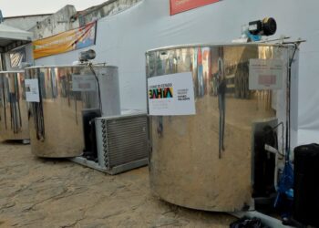 Seagri entrega tanques resfriadores de leite a agricultores de Maiquinique