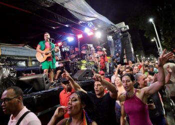 Pipoca do Mudei arrasta um mar de foliões e faz história na abertura do Carnaval de Salvador Ao som de clássicos que atravessaram gerações, grupo emociona o público do Campo Grande e rende homenagens à Axé Music