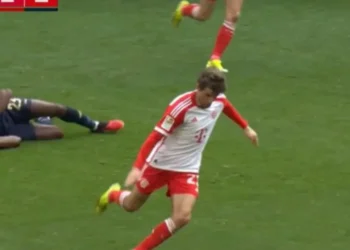 Árbitro salva a vida de jogador do Mainz dentro de campo