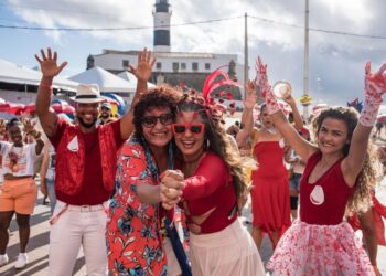 Maira Lins brilha no Carnaval do Pelô com o projeto “Samba DOAMar”