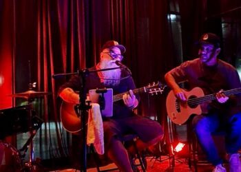 Márcio Mello faz última apresentação da temporada de “Punk Acústico”, no Rio Vermelho