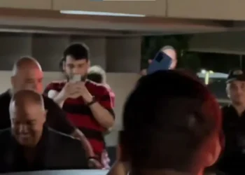 Marcos Braz é hostilizado por torcedores após saída de Gabigol: “Estão chutando ele do Flamengo”