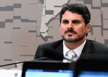 Senador Marcos do Val é levado para colocar tornozeleira eletrônica