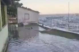 Camamu: maré alta invade cerca de 15 casas em povoado